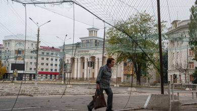 Ukraine peace momentum builds, but Russia sticks to its guns