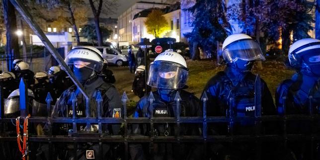 En Pologne, le président du Tribunal constitutionnel écarté, la police déployée à Varsovie