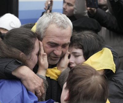 Ukrainians return home from Russian-occupied Oleshky