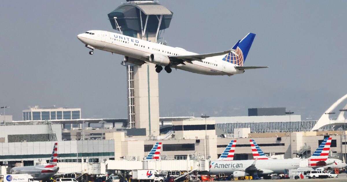 United Airlines Flight from Honolulu to Los Angeles Encounters Severe Turbulence, Injuring Four Crew Members